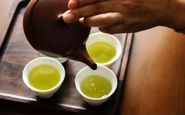 ماذا يحدث لجسمك إذا شربت الشاي الأخضر كل يوم؟