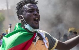 الشرطة السودانية تطلق الغاز المسيل للدموع على المتظاهرين وسط الخرطوم