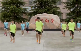 تلاميذ صينيون يتدربون على لعبة 