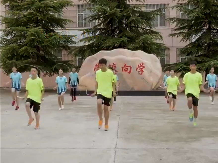 تلاميذ صينيون يتدربون على لعبة 