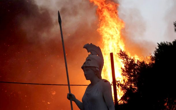 النيران تحاصر قرى باليونان “ارتفاع ألسنة اللهب وصل لأربعين متراً!”