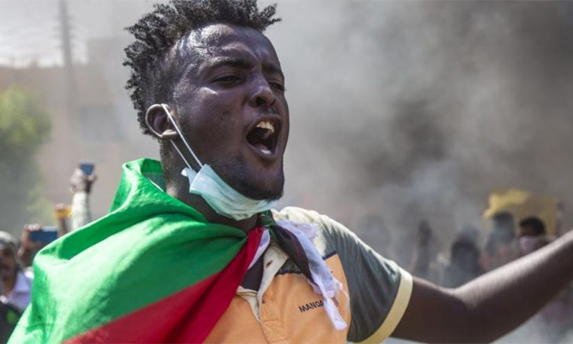 الشرطة السودانية تطلق الغاز المسيل للدموع على المتظاهرين وسط الخرطوم